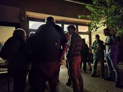 Menschen stehen zusammen