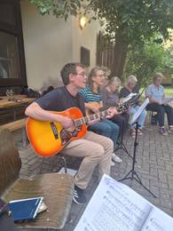 C.Anzböck und R.Meier mit ihren Gitarren