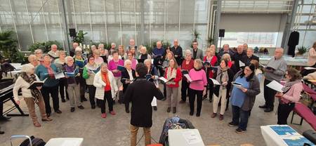 ein Gemeinschaftschor aus den verschiedenen Orten der neuen Kirchengemeinde singt