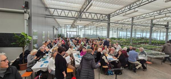 Gemeinde beim Gottesdienst in der Gärtnerei Müll