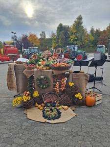 Herrlich geschmückter Erntedankalter auf dem WG Platz