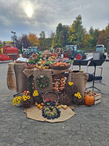 Herrlich geschmückter Erntedankalter auf dem WG Platz
