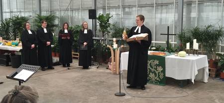 Pfarrer*innen bringen Gaben aus Ihren jeweiligen Gemeinden zum Altar