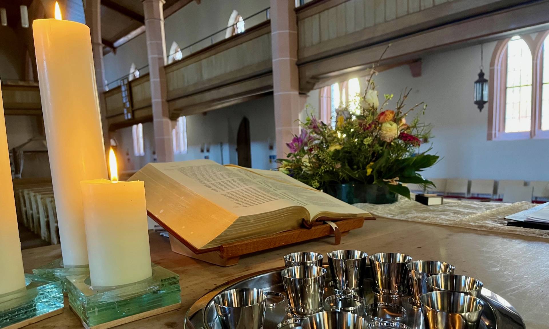 Altar mit Abendmahlskelchen, Bibel und Kerzen