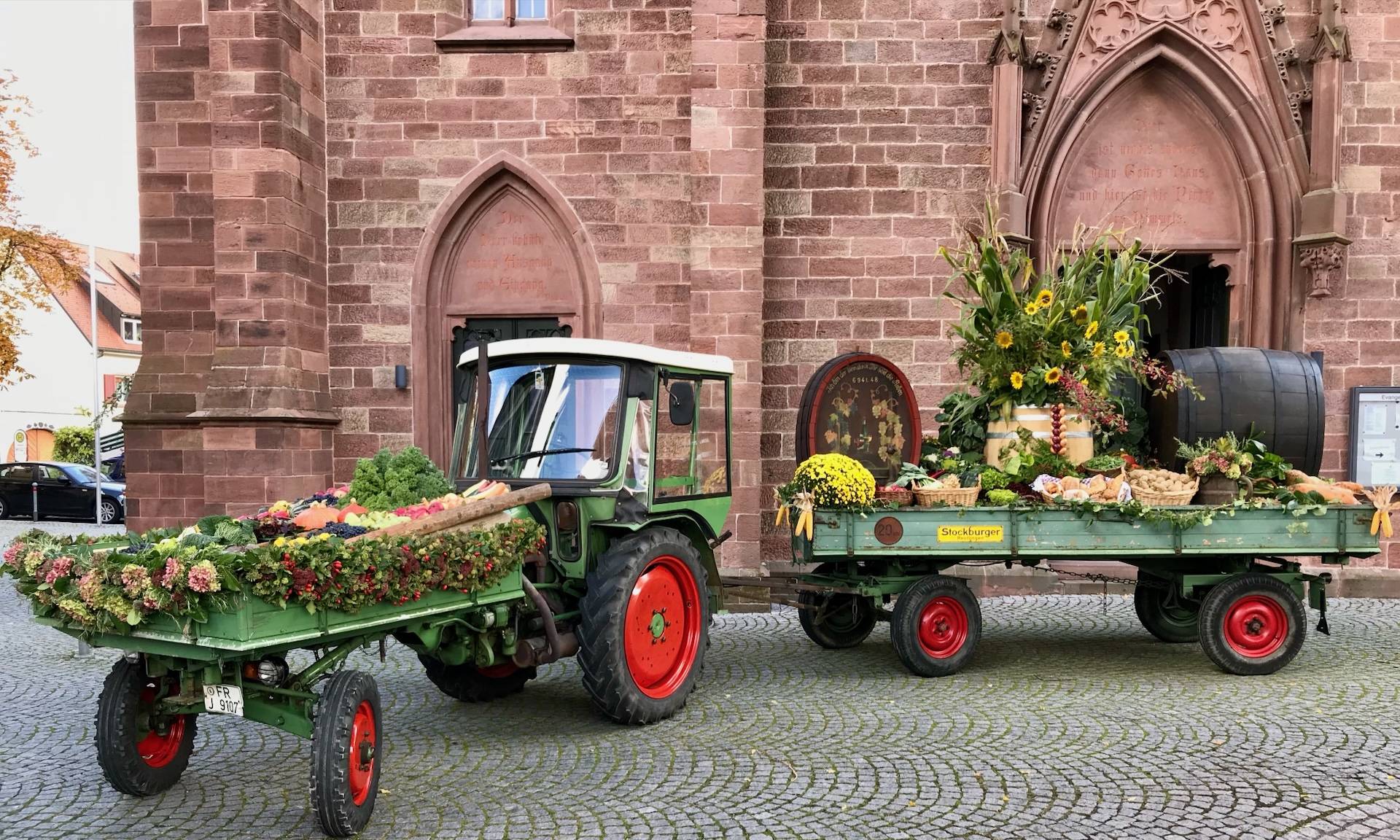 Erntedank-Gaben auf Traktor