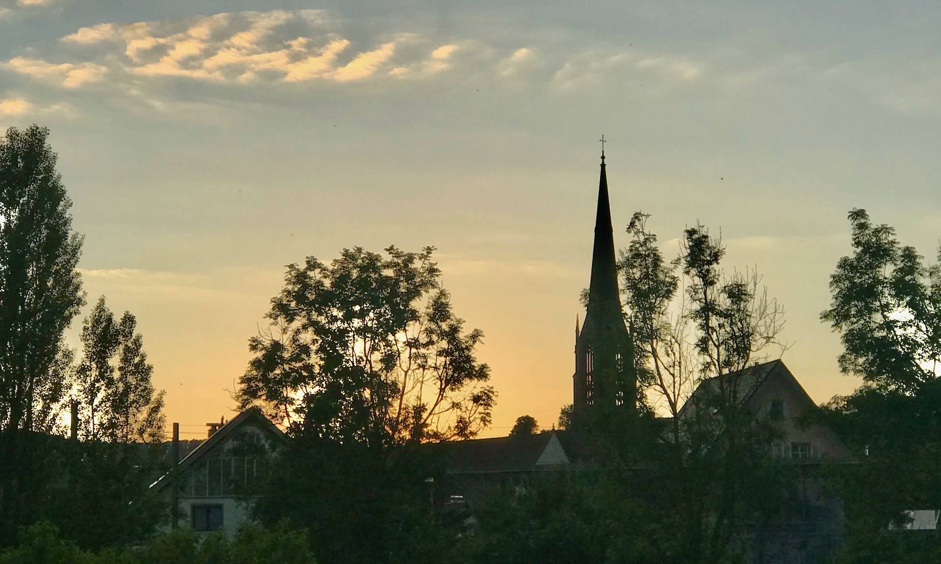 Kirchturm in Abenddämmerung