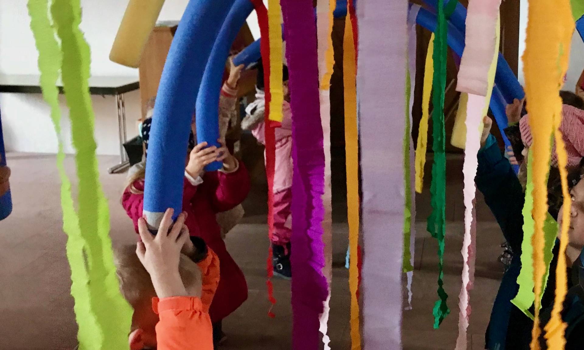 Kinder mit bunten Kreppbändern