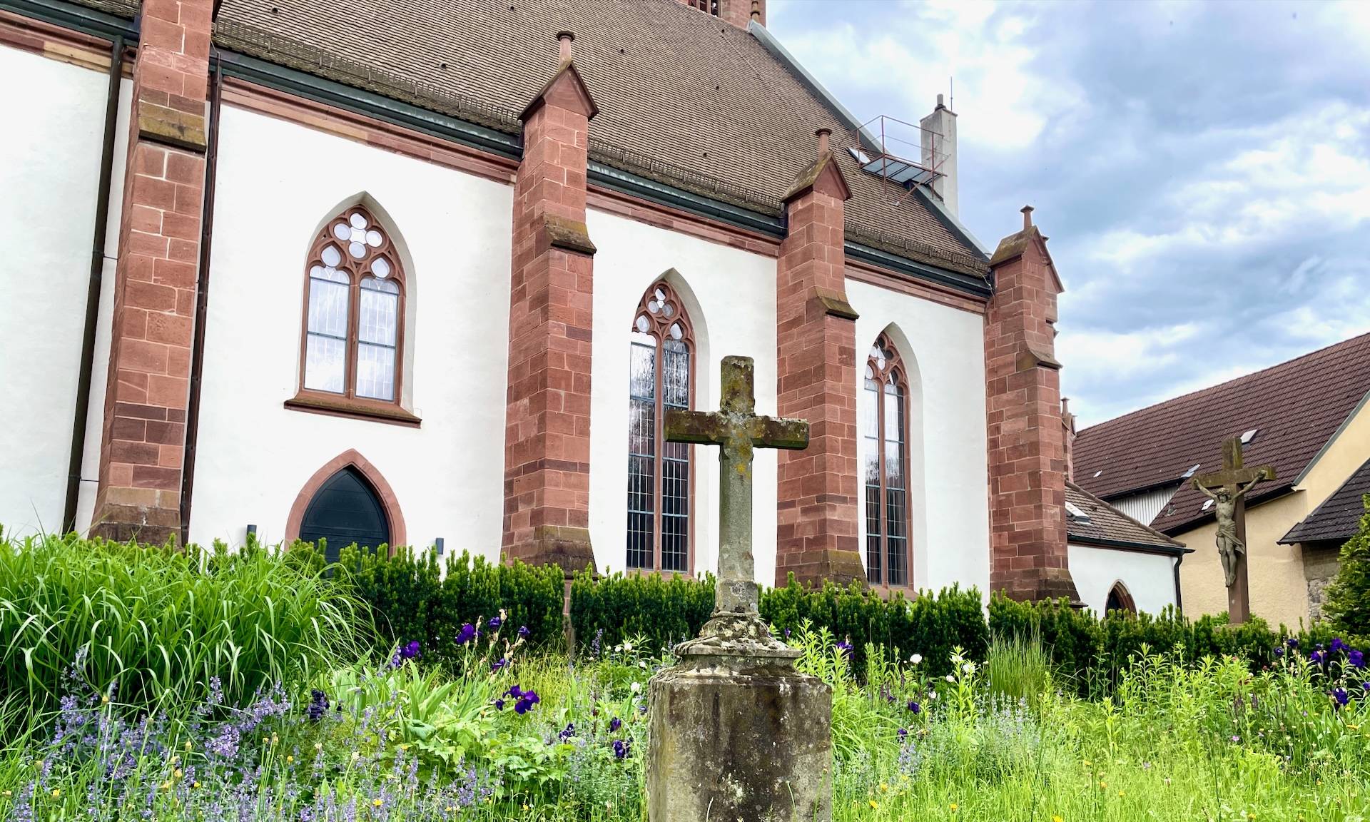 Kreuz neben der Kirche